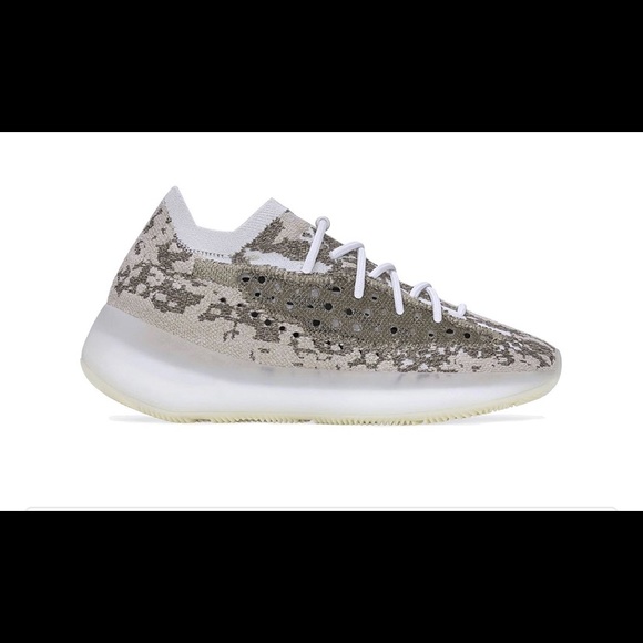 JUST RELEASED 🎉yeezy pyrite sneaks 🔥 - Picture 1 of 3